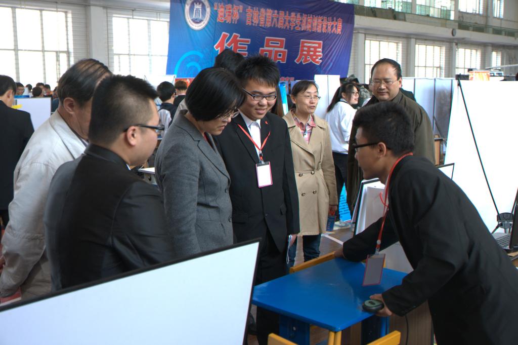 李志瑶副董事长到决赛现场参观公司参赛作品李志瑶副董事长到决赛现场参观公司参赛作品