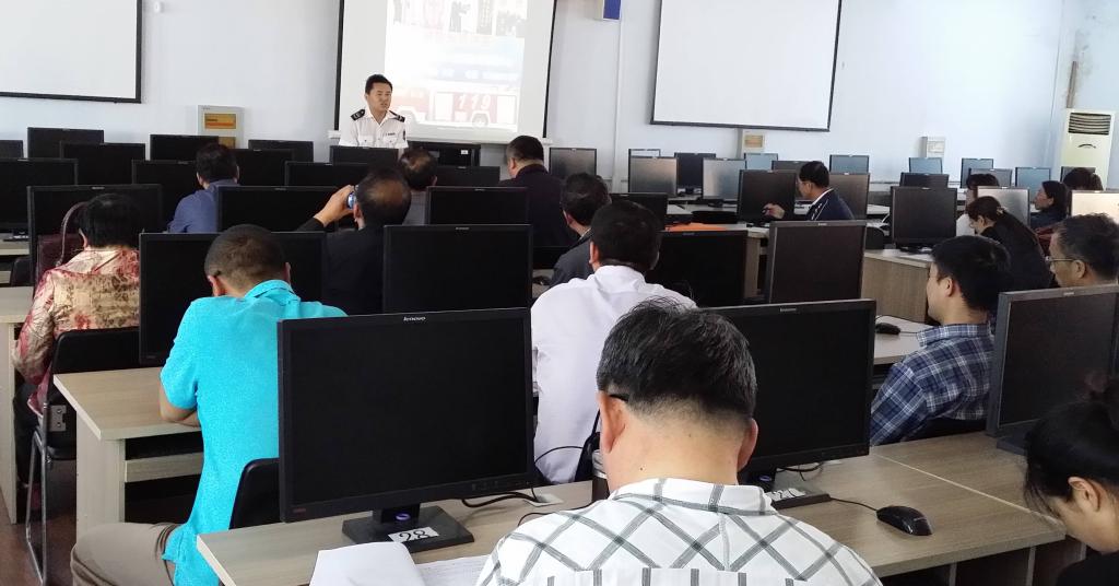 马主任在做培训报告