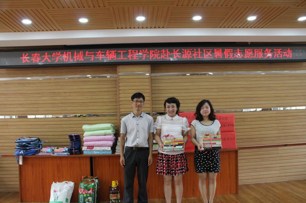 向社区捐赠图书,建立“团风”图书角