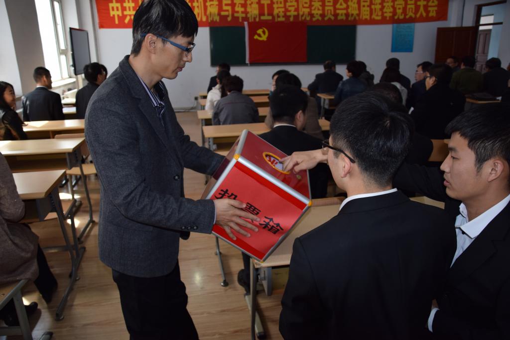 与会的每一位党员认真填写选票,以无记名投票的方式,投下庄严的一票。