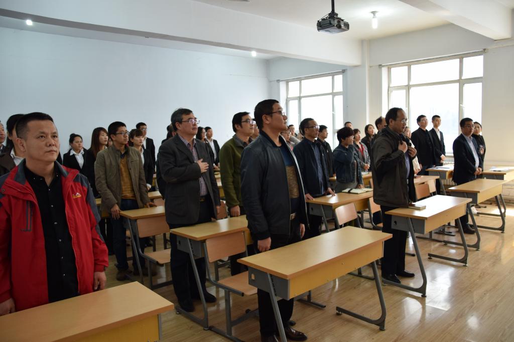 会议在庄严的国歌声中拉开序幕