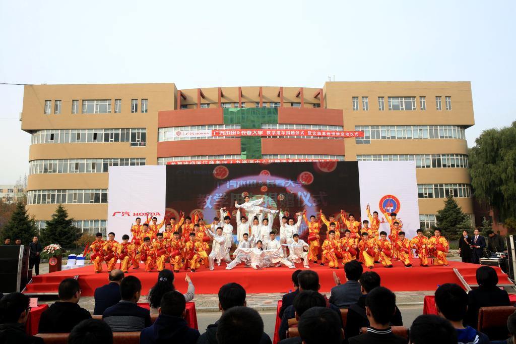 开场文艺节目表演(摄影:鲁毅光)