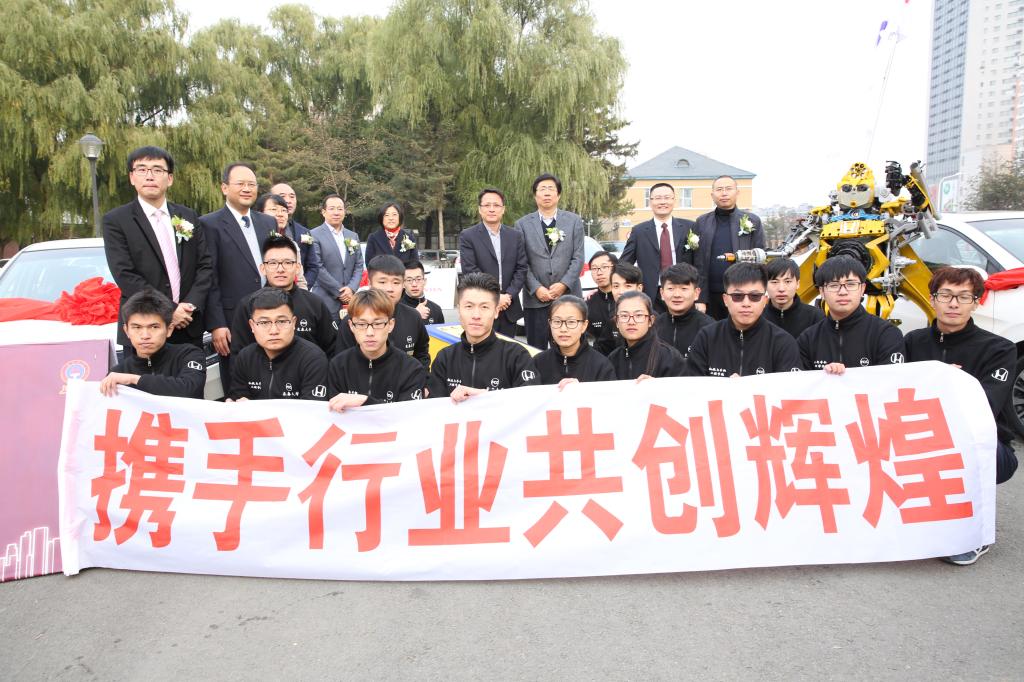 与会领导与公司FCC车队队员合影(摄影:白璐)
