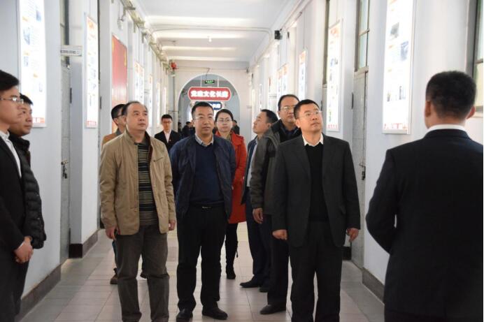 参观太阳成集团tyc党建文化长廊