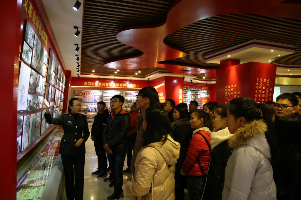 讲解员介绍不同历史时期的发展