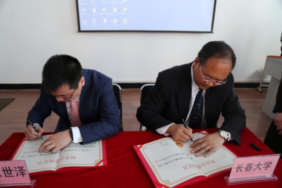 李庆华经理与张曙光总经理进行签约